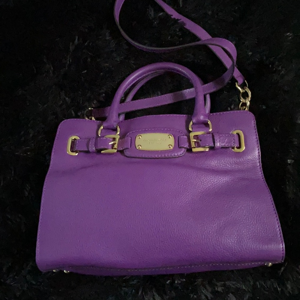 Lots of pockets.  Genuine Michael Kors